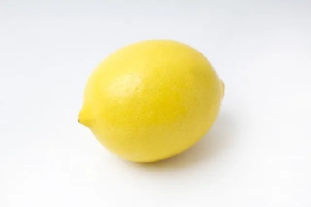 黄色く鮮やかなレモン