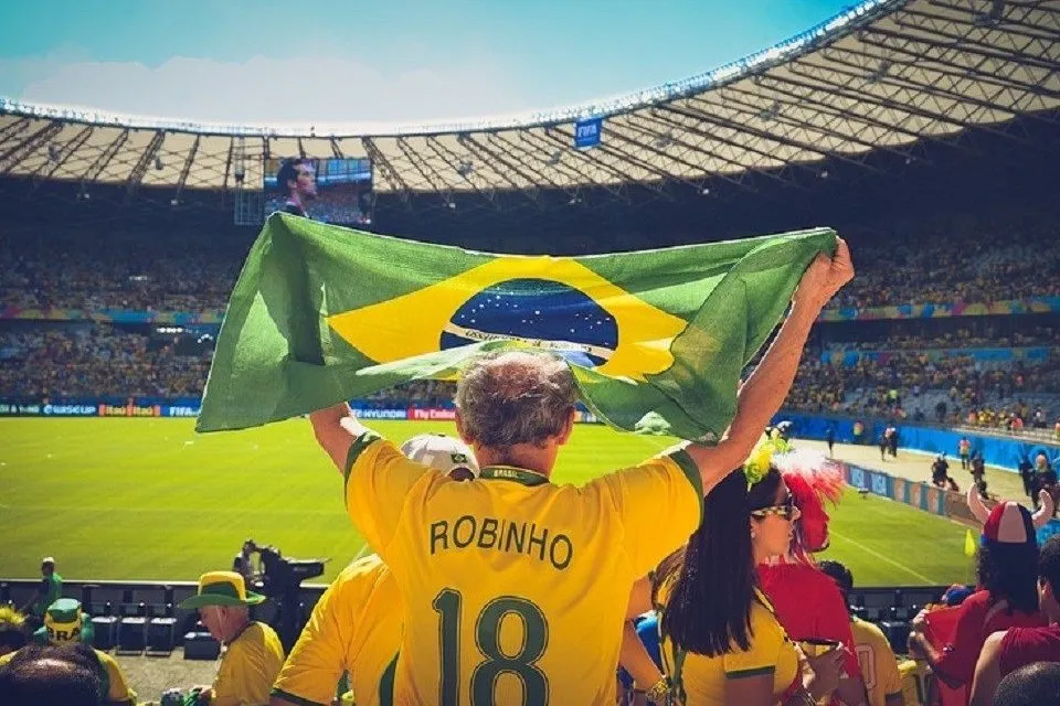 国旗を掲げたブラジル人