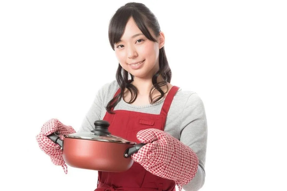 カレー鍋を持つ主婦