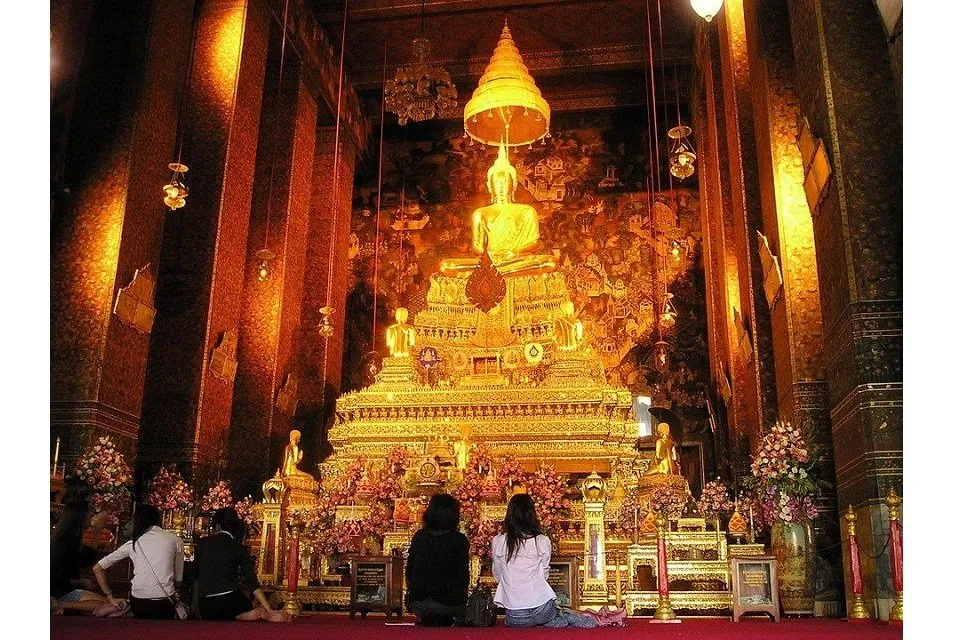 金色に輝く仏像