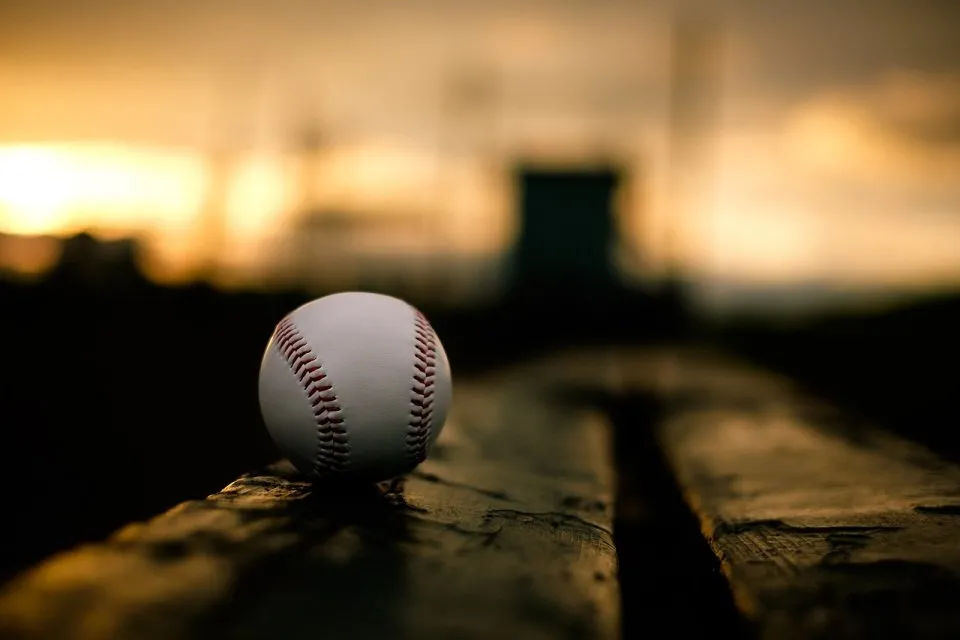 夕焼けに佇む野球ボール