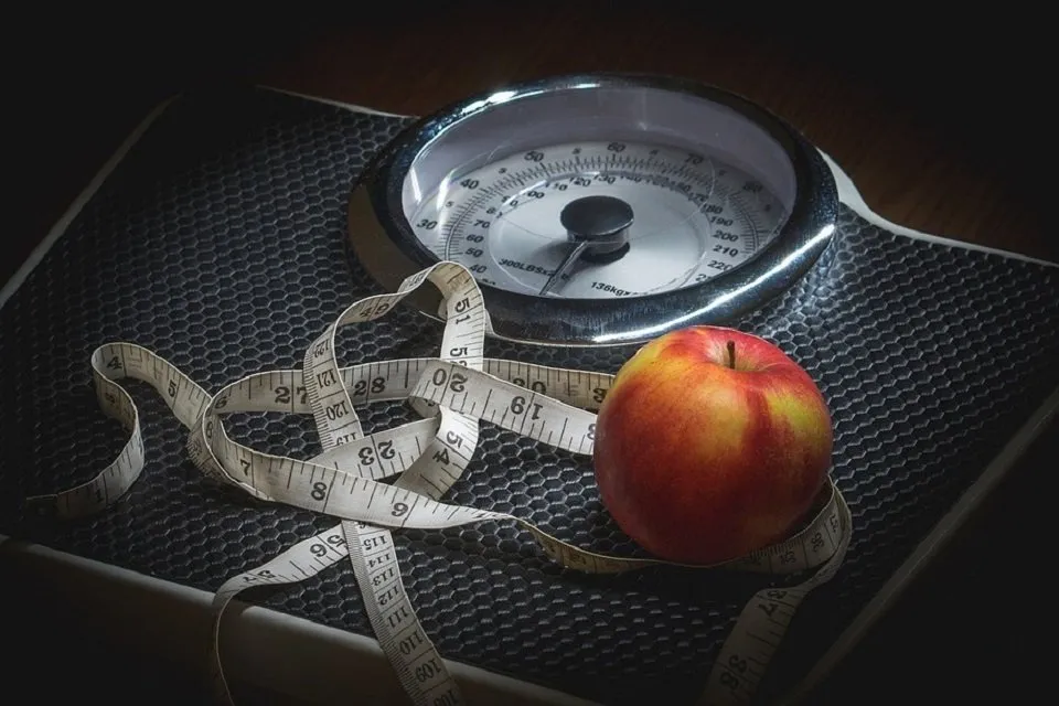 体重計とリンゴ
